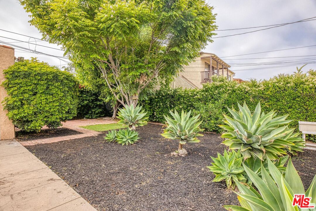 1051 Meadowbrook Ave