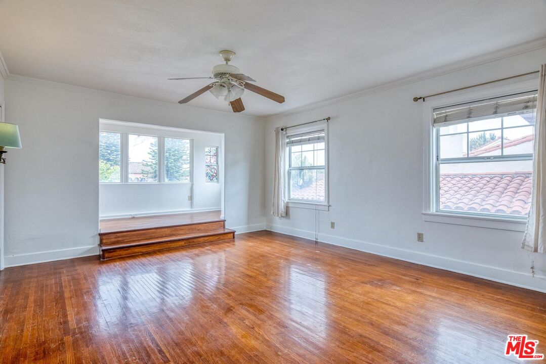 1051 Meadowbrook Ave