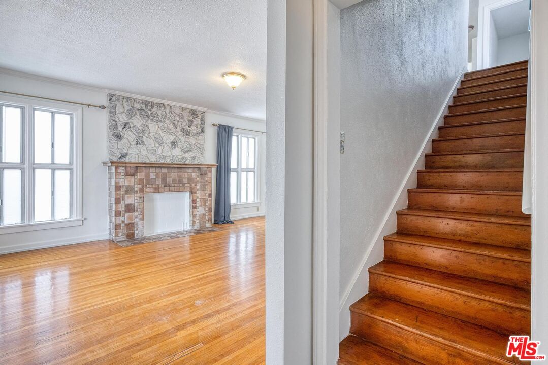 1051 Meadowbrook Ave