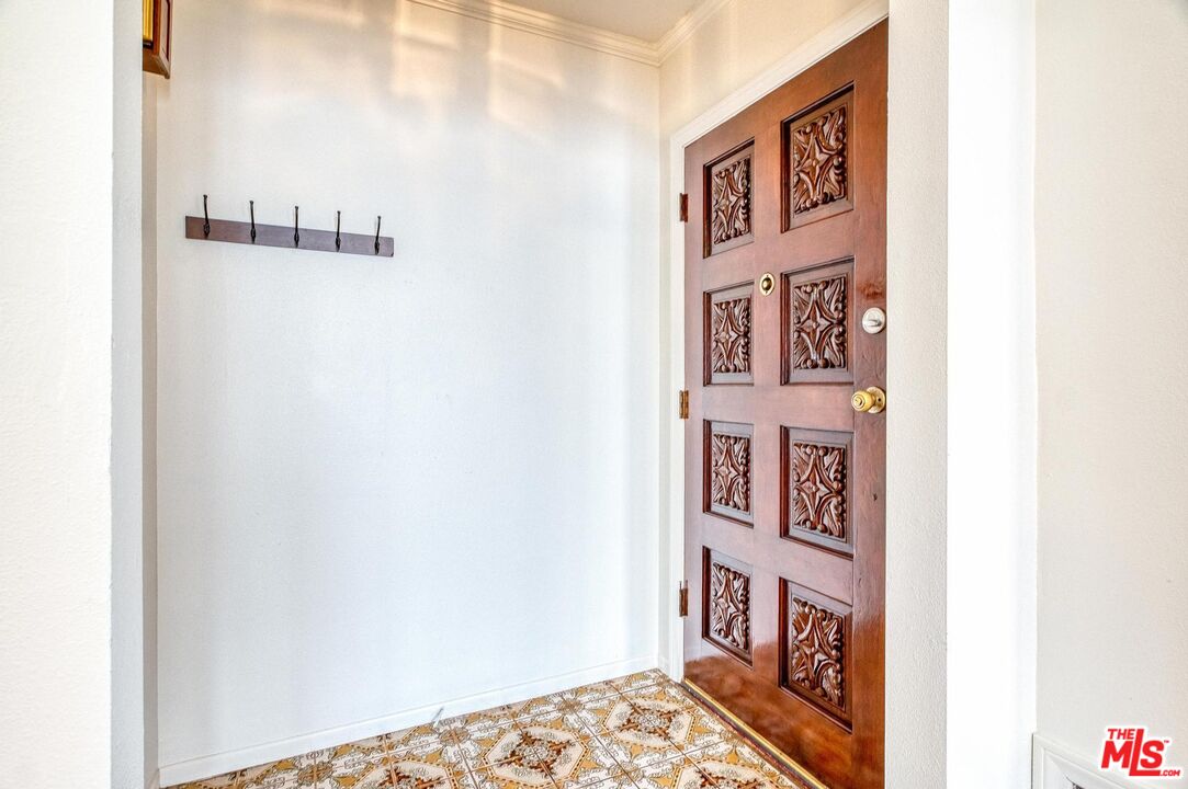 1051 Meadowbrook Ave