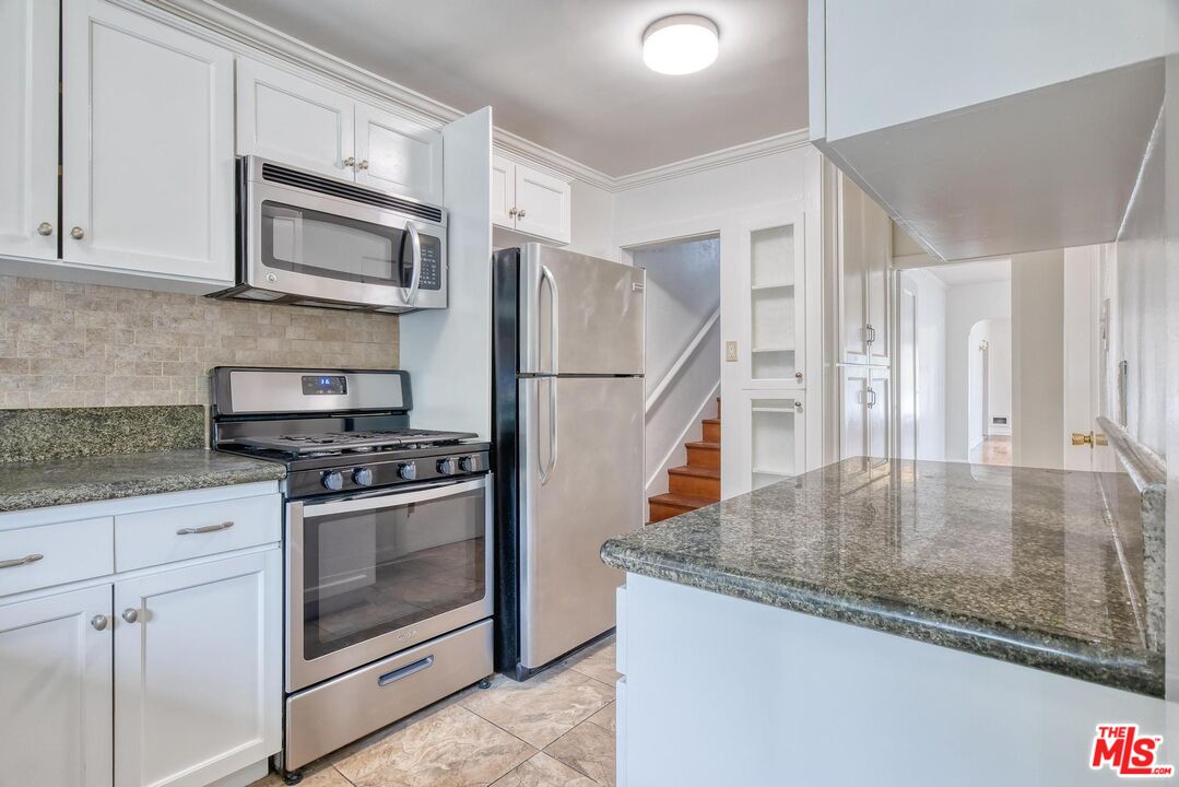 1051 Meadowbrook Ave