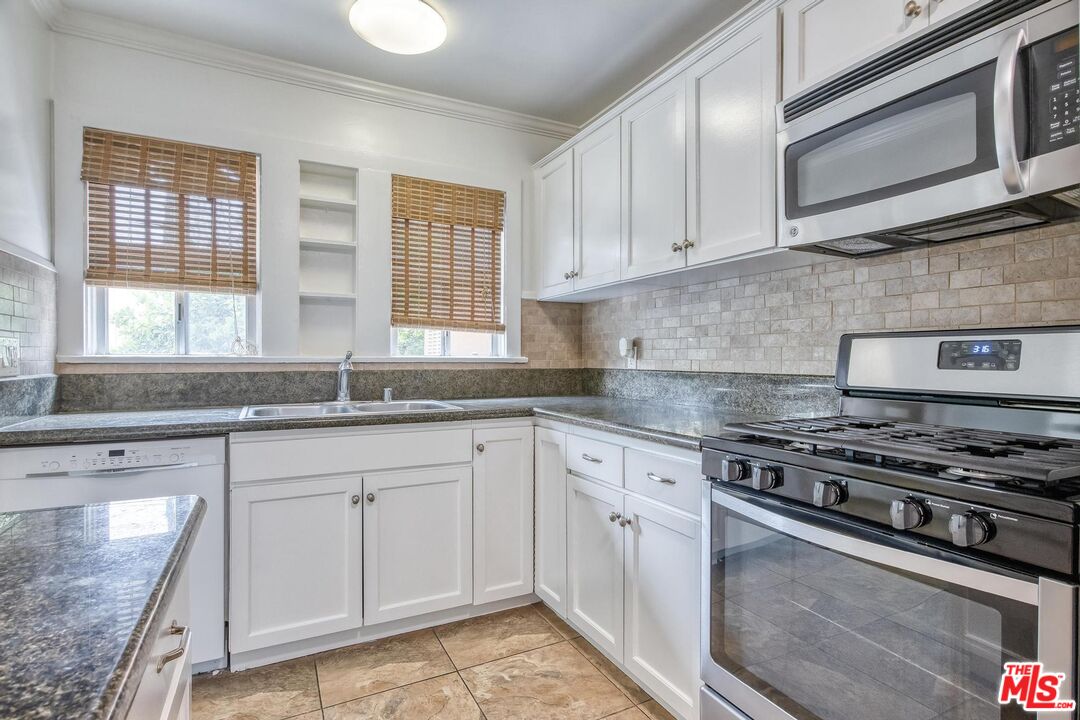 1051 Meadowbrook Ave