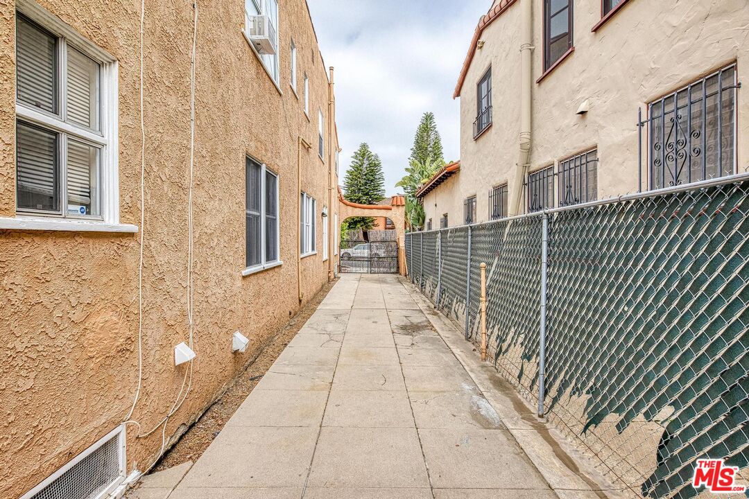 1051 Meadowbrook Ave