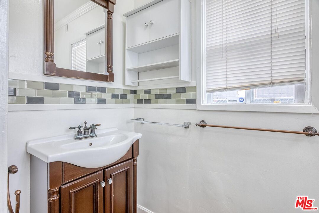 1051 Meadowbrook Ave