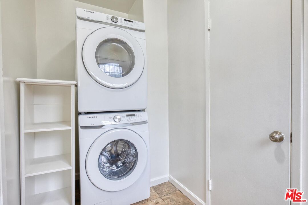 1051 Meadowbrook Ave