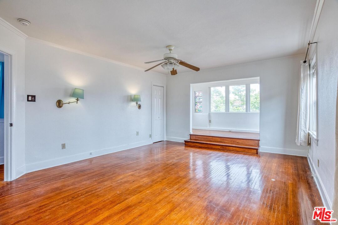 1051 Meadowbrook Ave