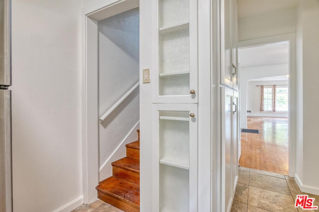 1051 Meadowbrook Ave