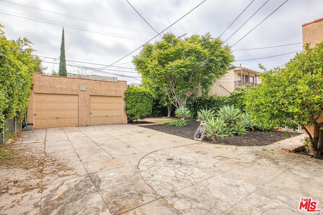 1051 Meadowbrook Ave