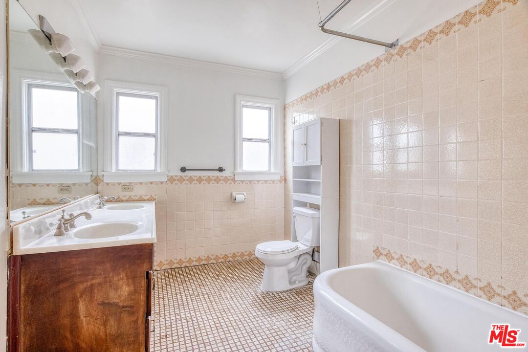 1051 Meadowbrook Ave