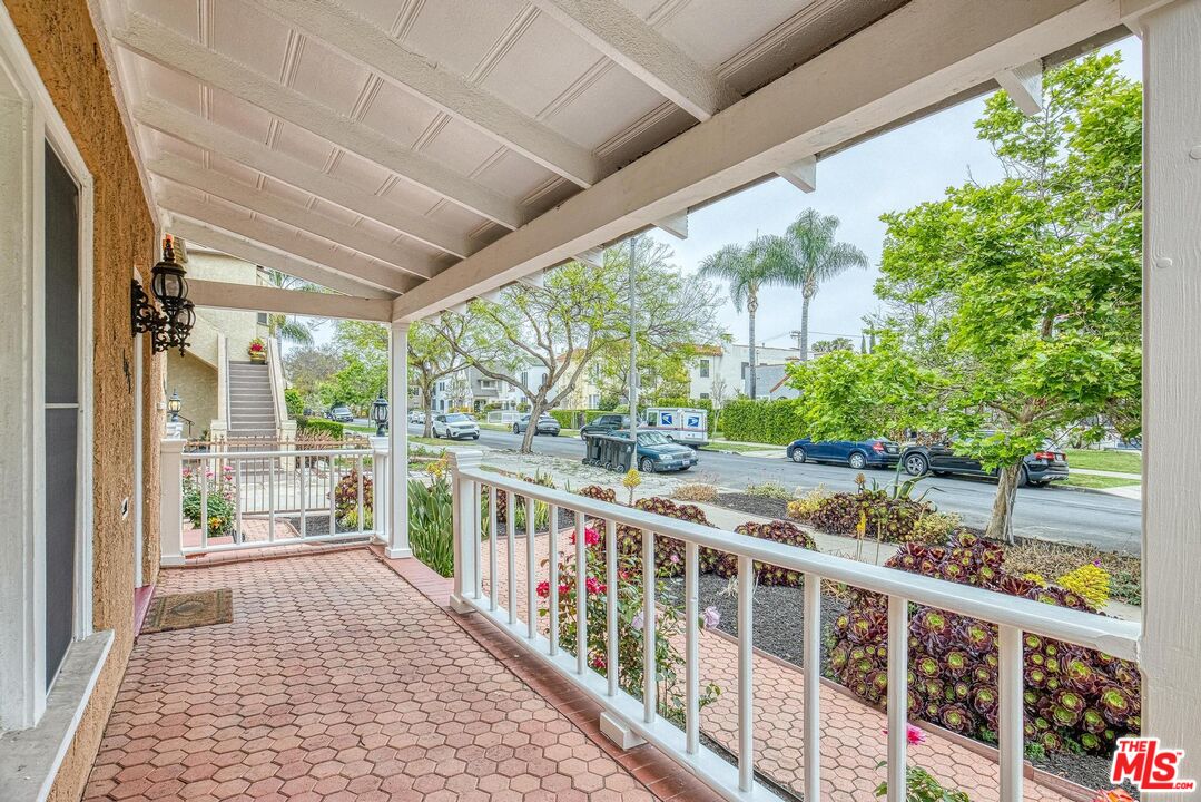 1051 Meadowbrook Ave