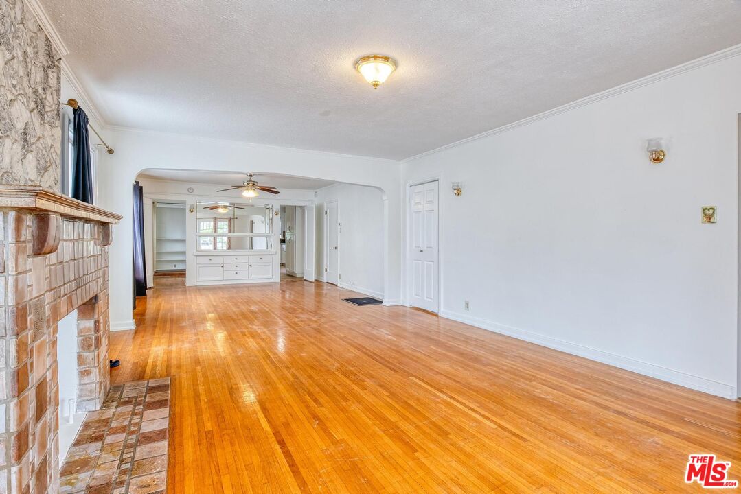 1051 Meadowbrook Ave