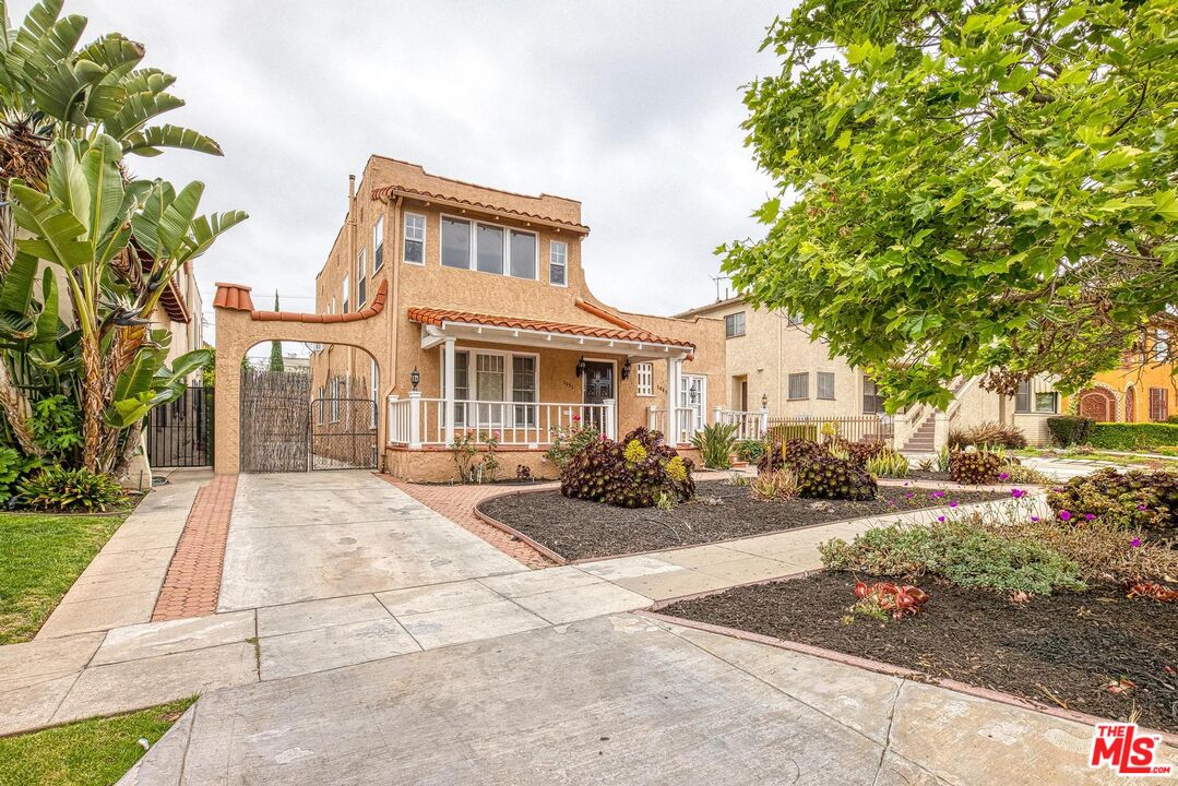 1051 Meadowbrook Ave