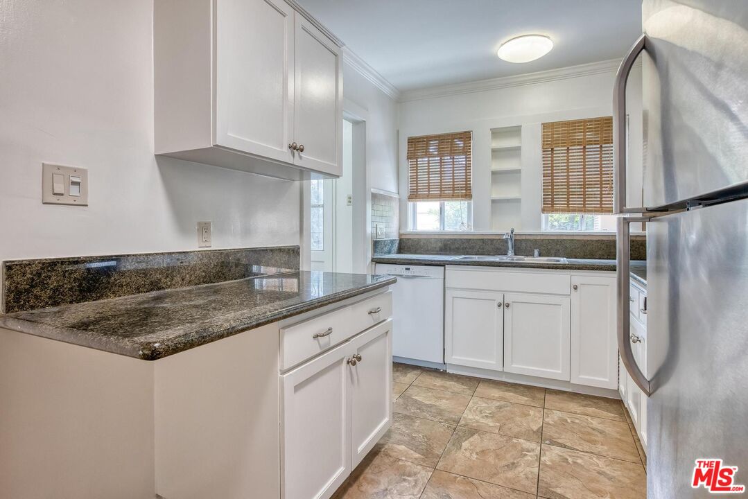 1051 Meadowbrook Ave