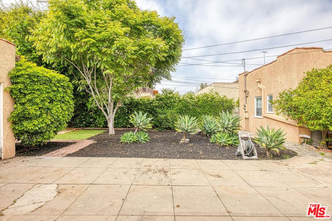 1051 Meadowbrook Ave