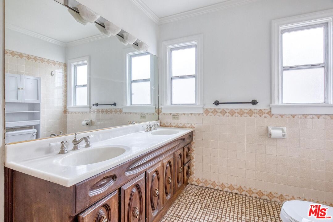 1051 Meadowbrook Ave