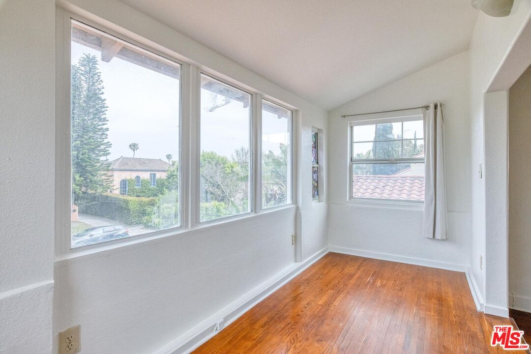 1051 Meadowbrook Ave