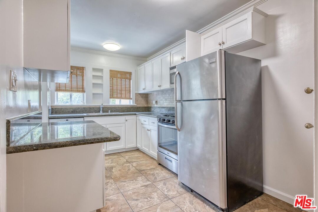 1051 Meadowbrook Ave