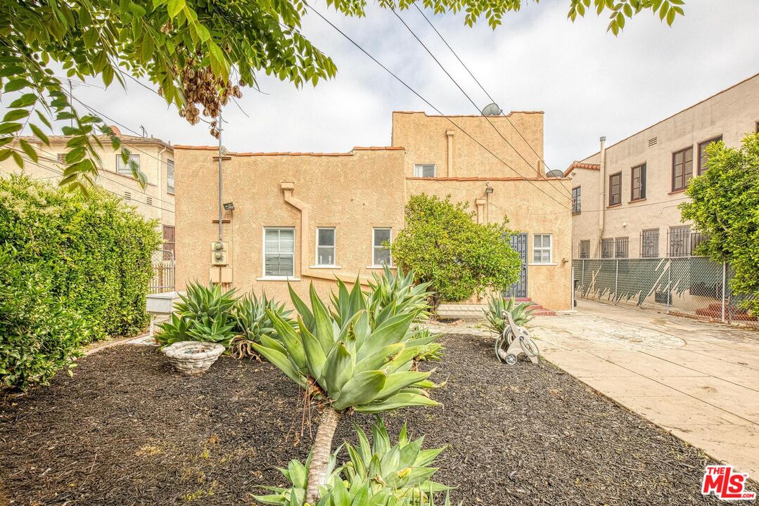 1051 Meadowbrook Ave