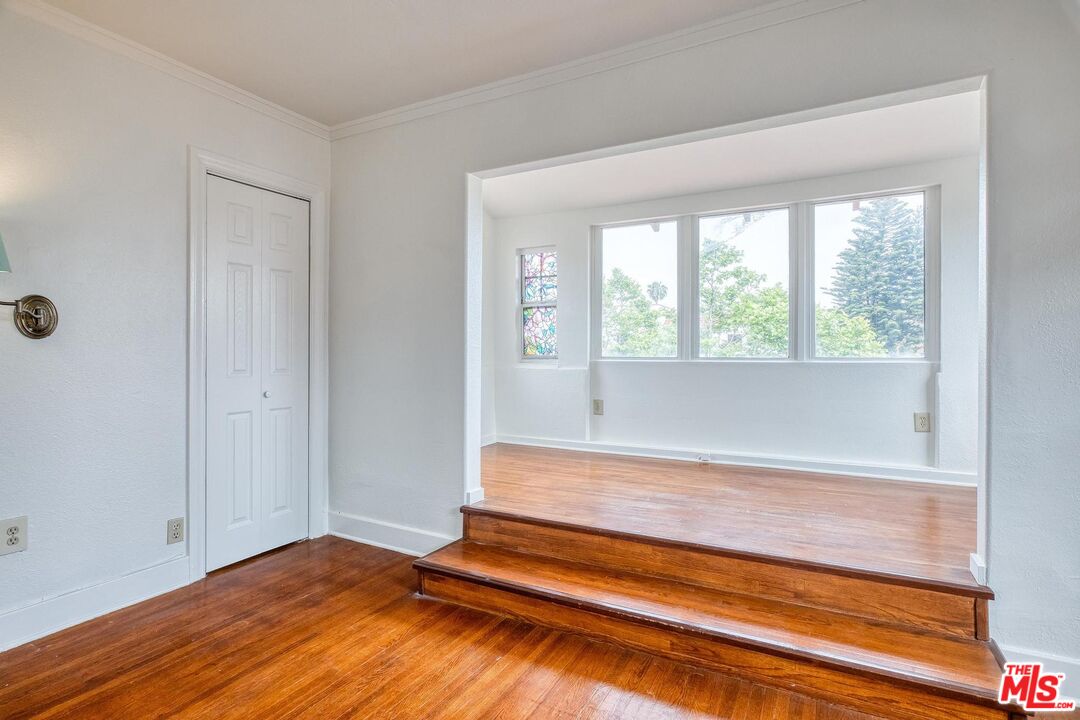 1051 Meadowbrook Ave