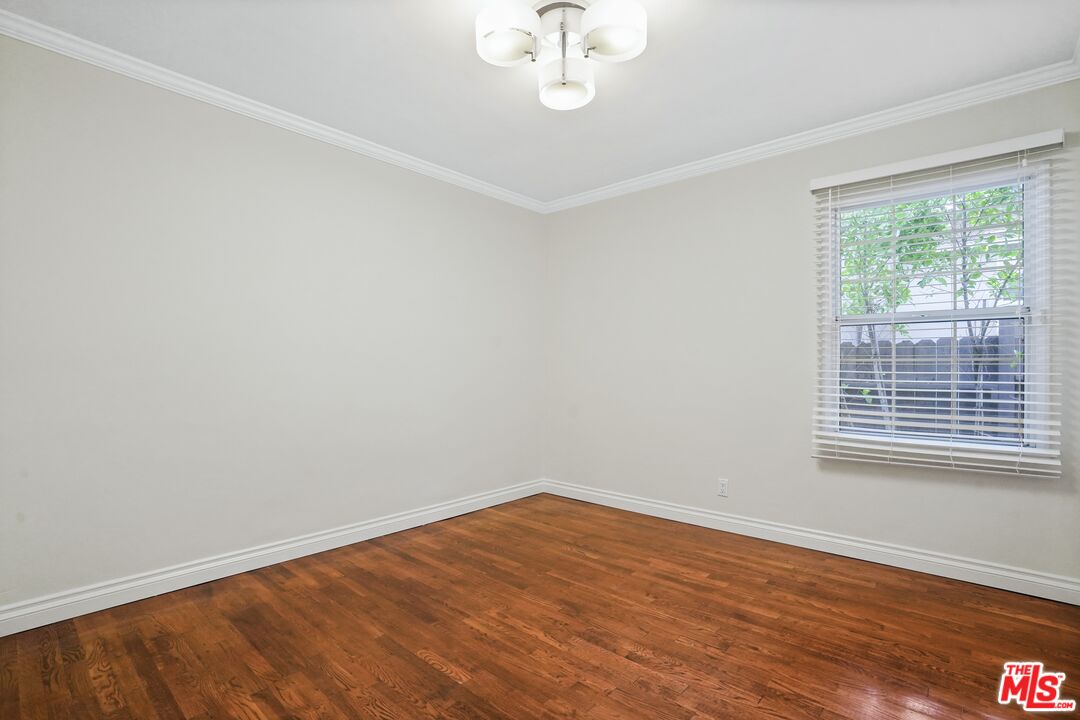 5111 Enfield Ave