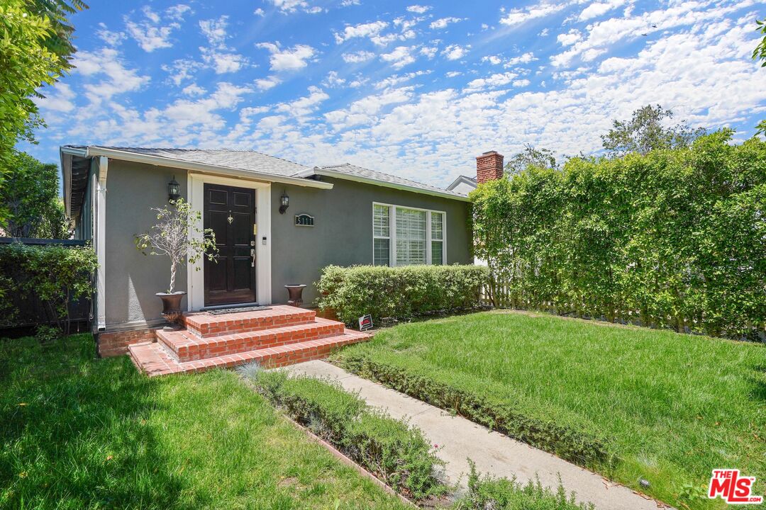 5111 Enfield Ave