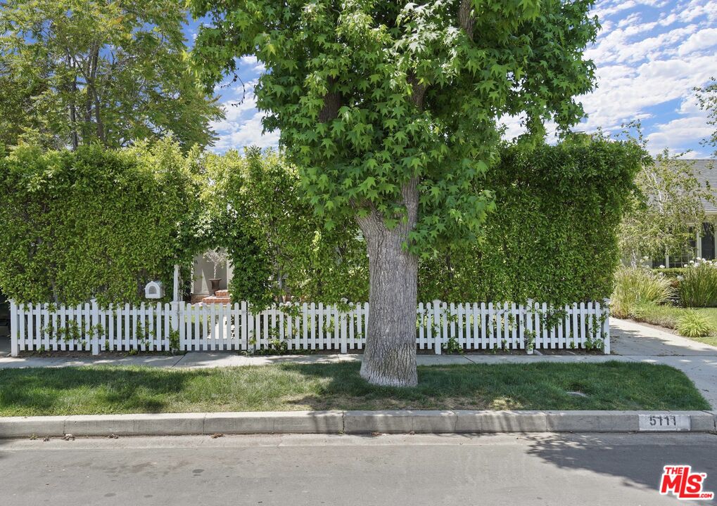 5111 Enfield Ave