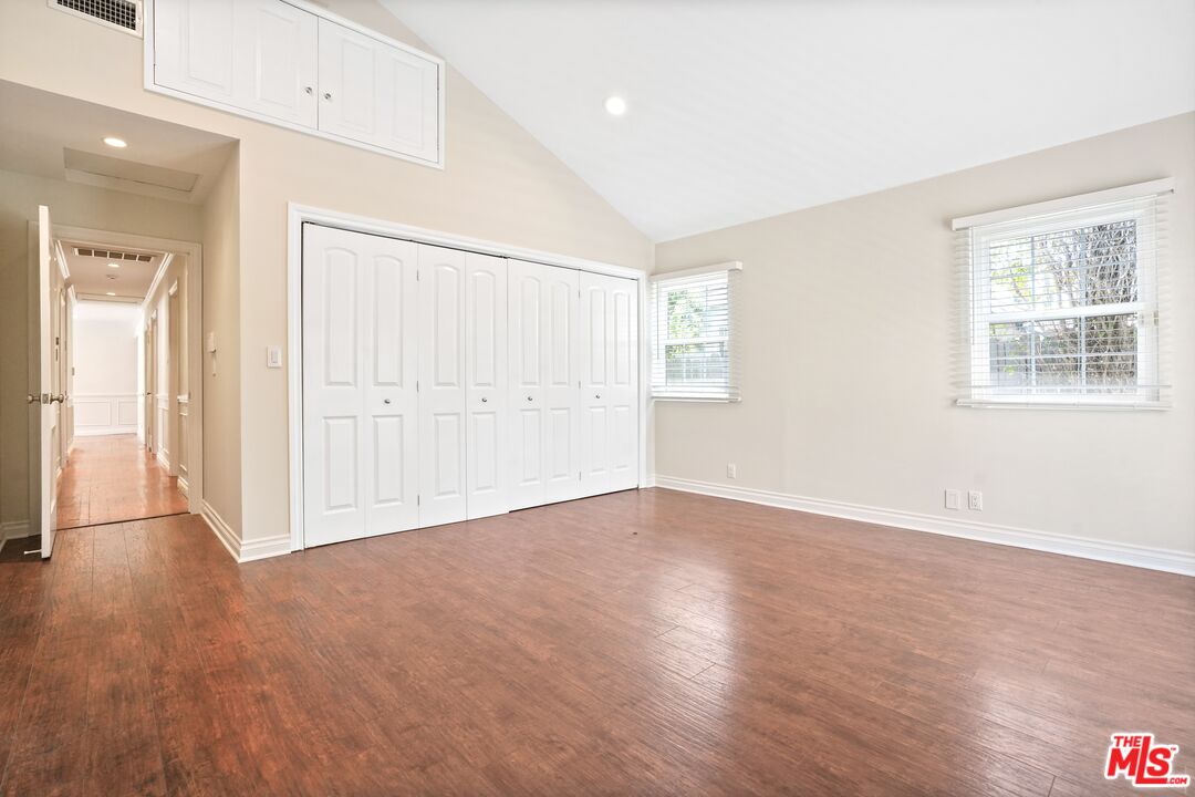 5111 Enfield Ave