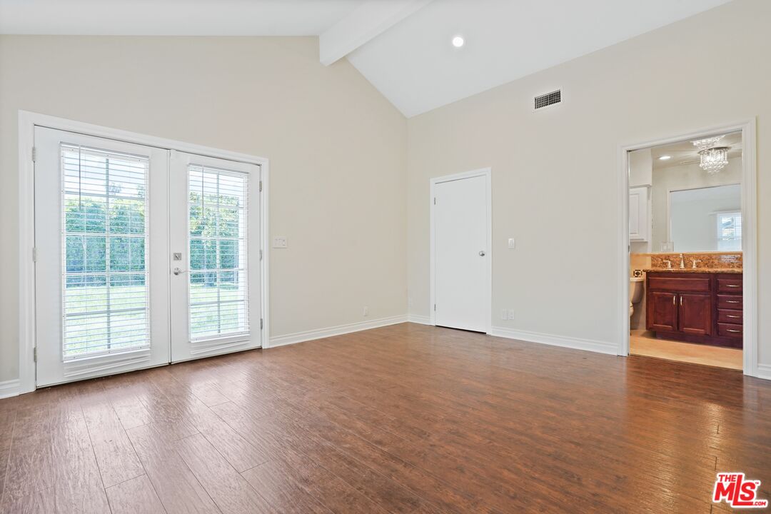 5111 Enfield Ave