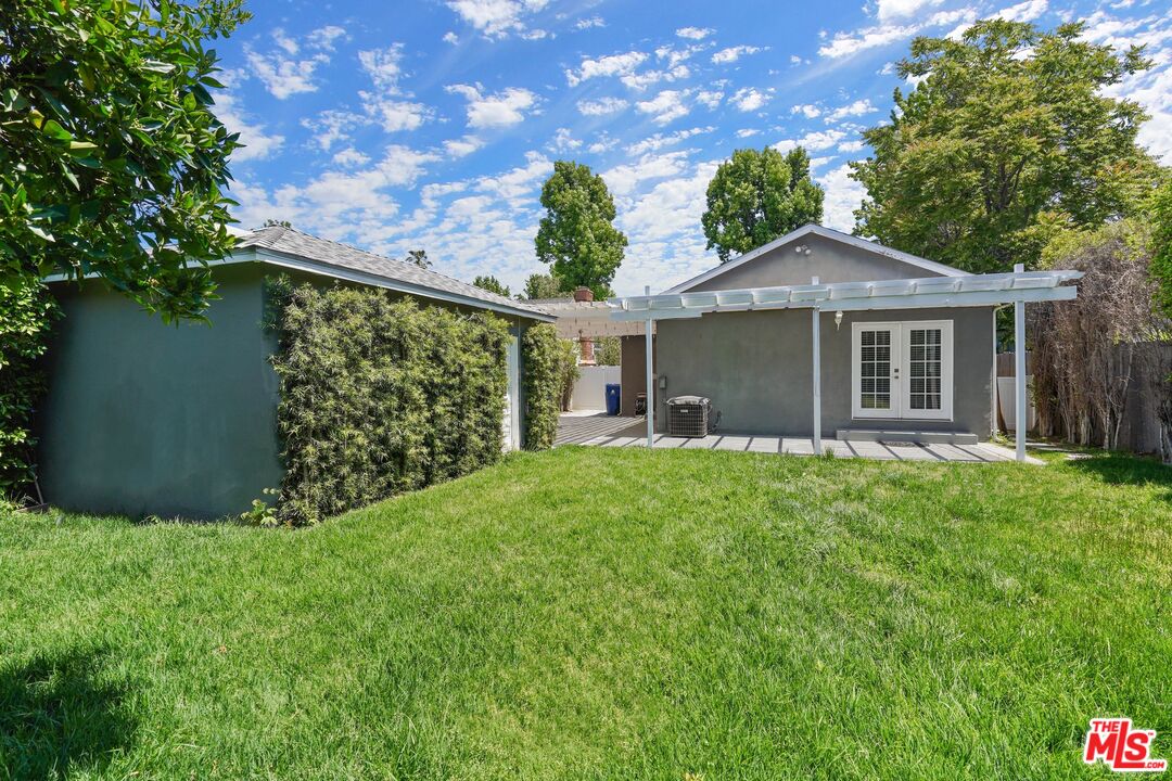 5111 Enfield Ave