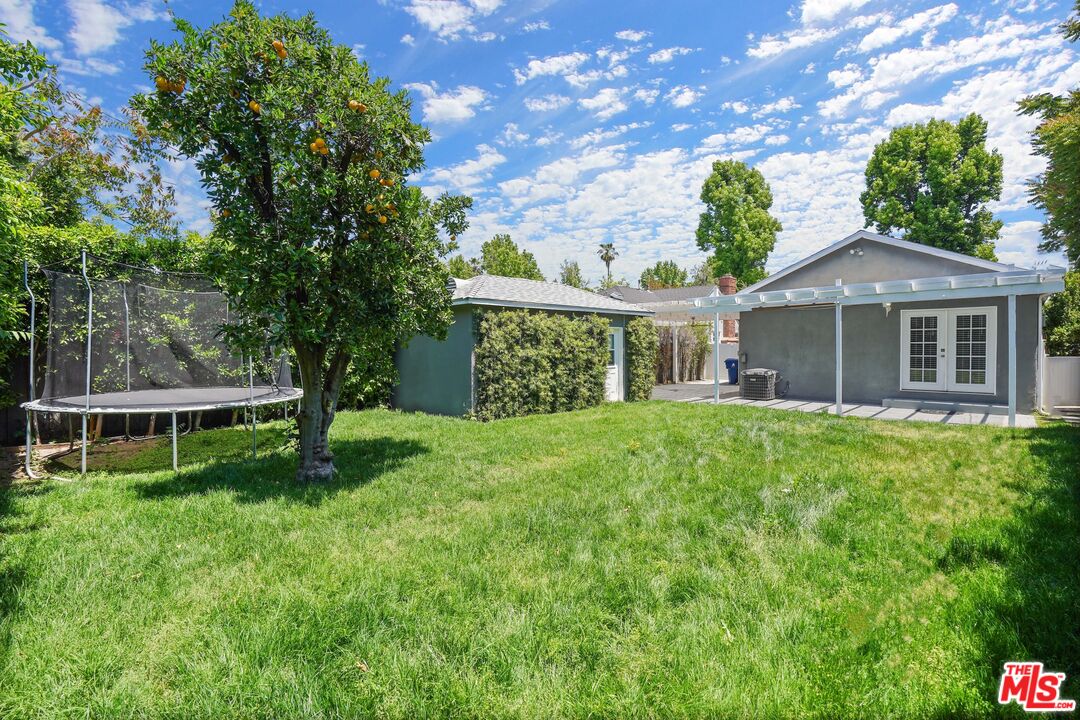5111 Enfield Ave