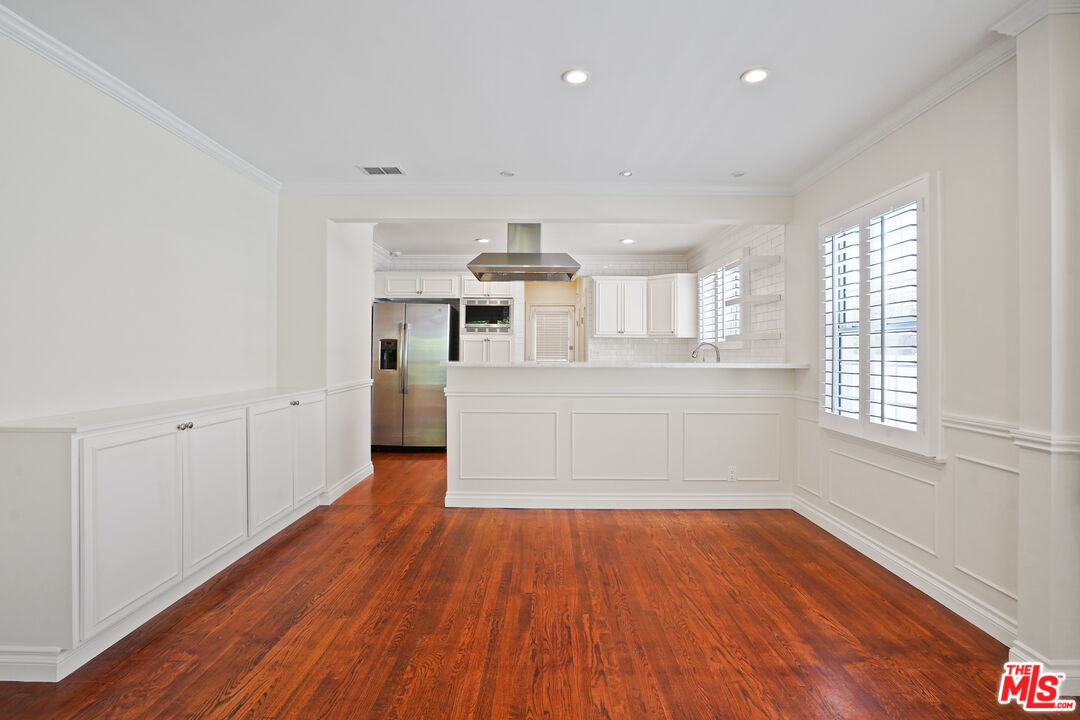 5111 Enfield Ave