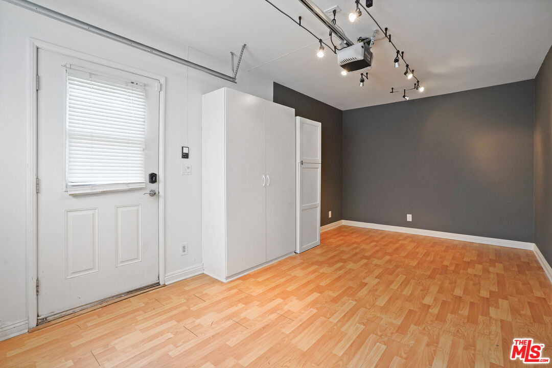 5111 Enfield Ave