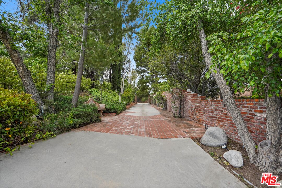 16881 Encino Hills Dr