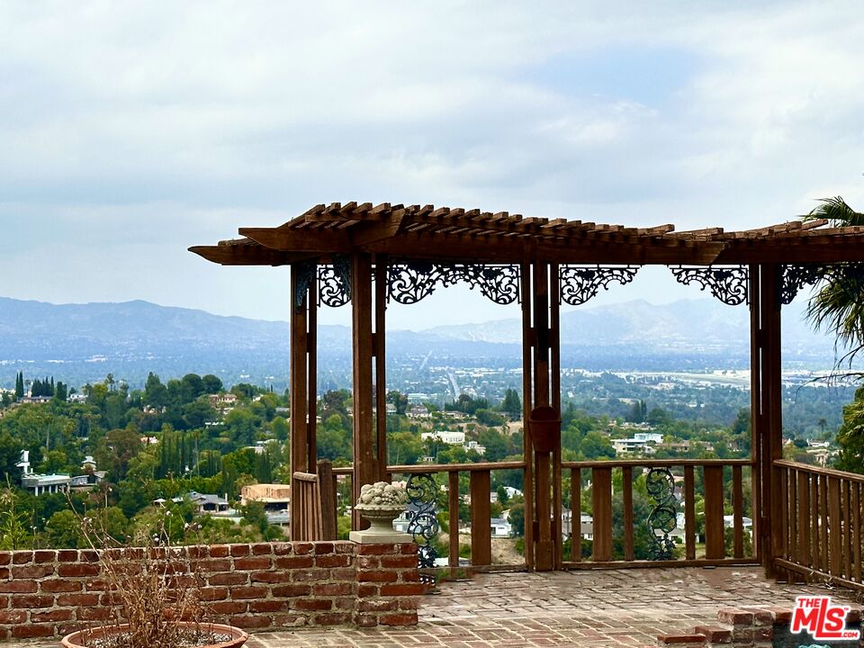 16881 Encino Hills Dr