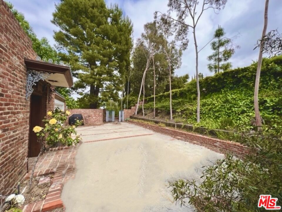 16881 Encino Hills Dr