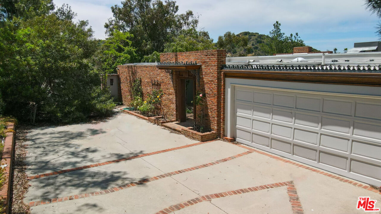 16881 Encino Hills Dr