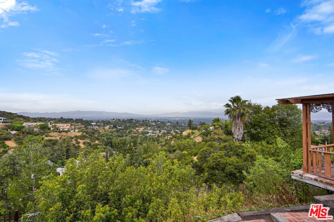 16881 Encino Hills Dr