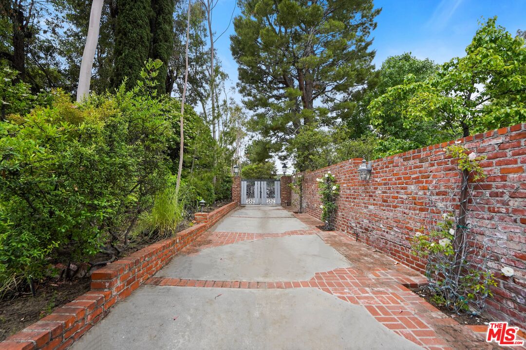 16881 Encino Hills Dr