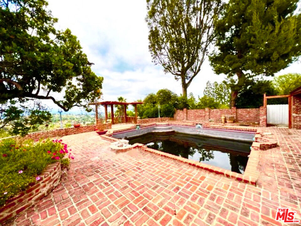 16881 Encino Hills Dr