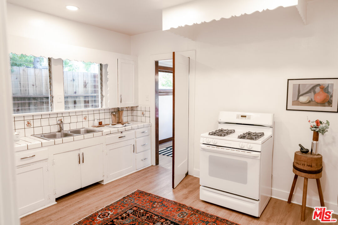 2376 Las Colinas Ave