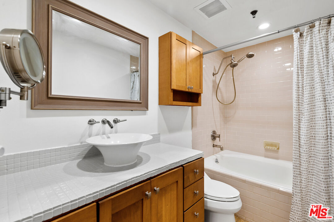 12603 Moorpark St Unit: 307