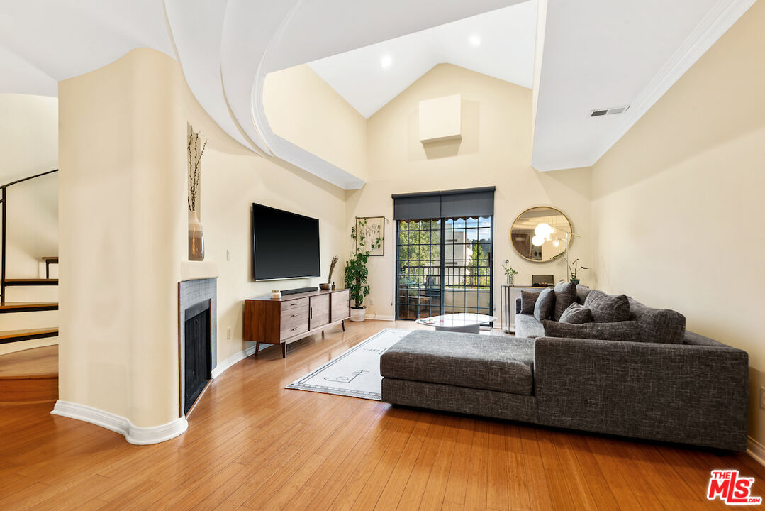 12603 Moorpark St Unit: 307