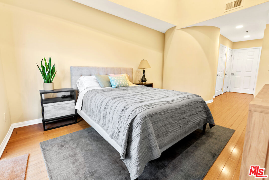 12603 Moorpark St Unit: 307