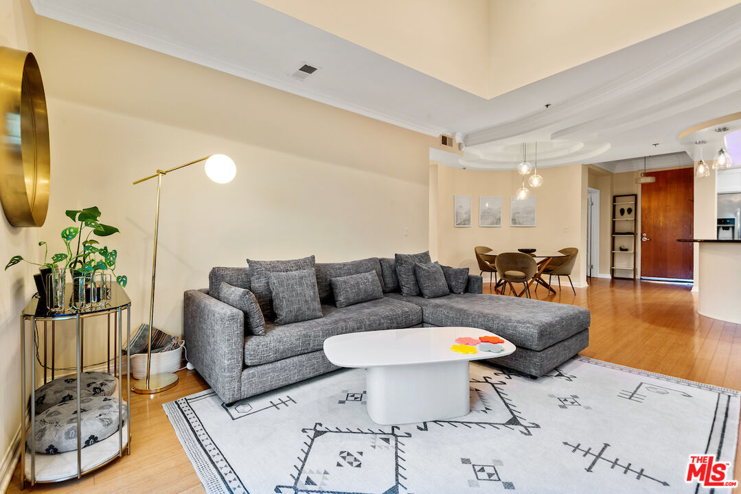 12603 Moorpark St Unit: 307