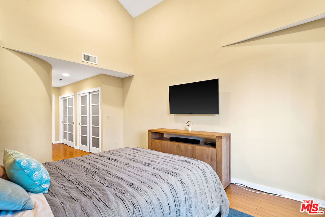 12603 Moorpark St Unit: 307