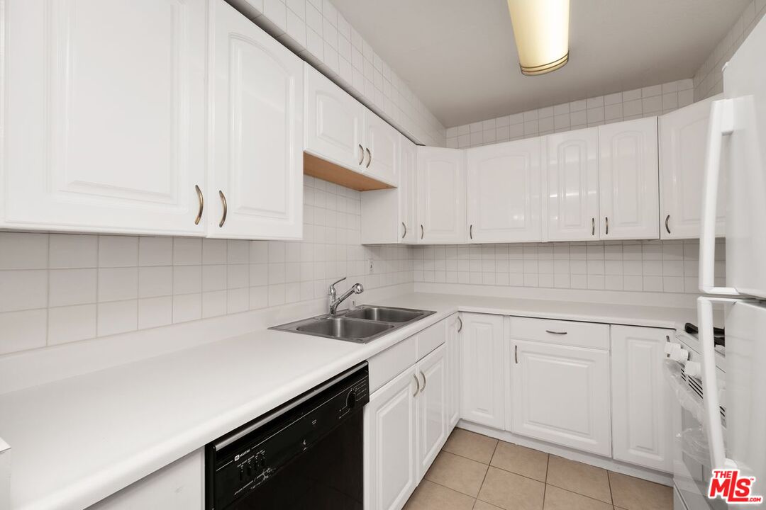 8221 Langdon Ave Unit: 111