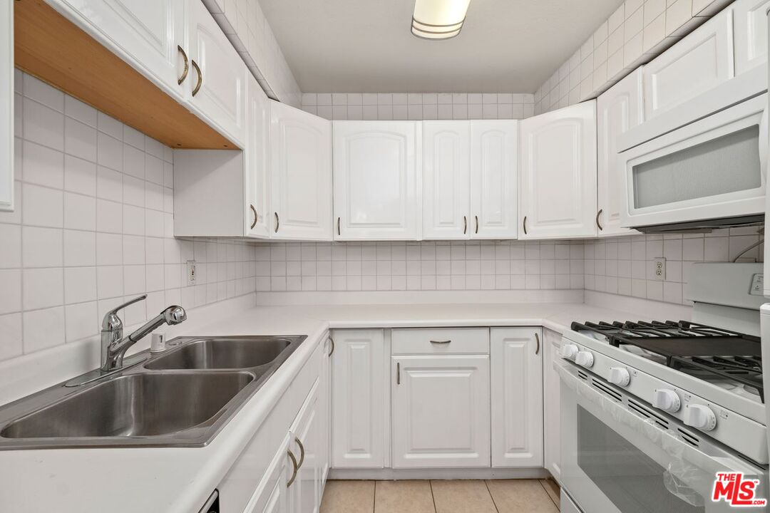 8221 Langdon Ave Unit: 111