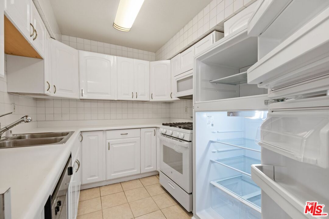 8221 Langdon Ave Unit: 111