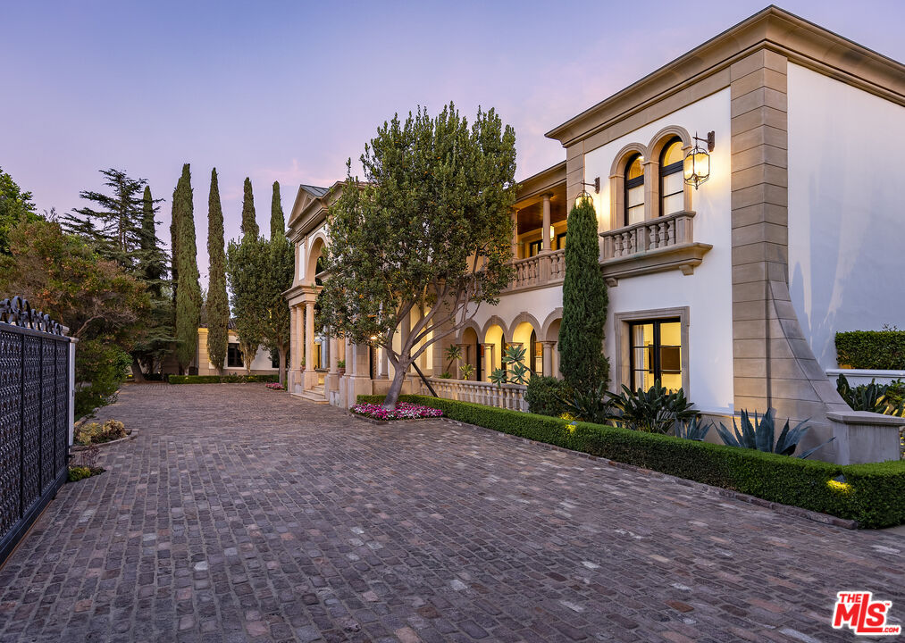 34 Beverly Park Circle