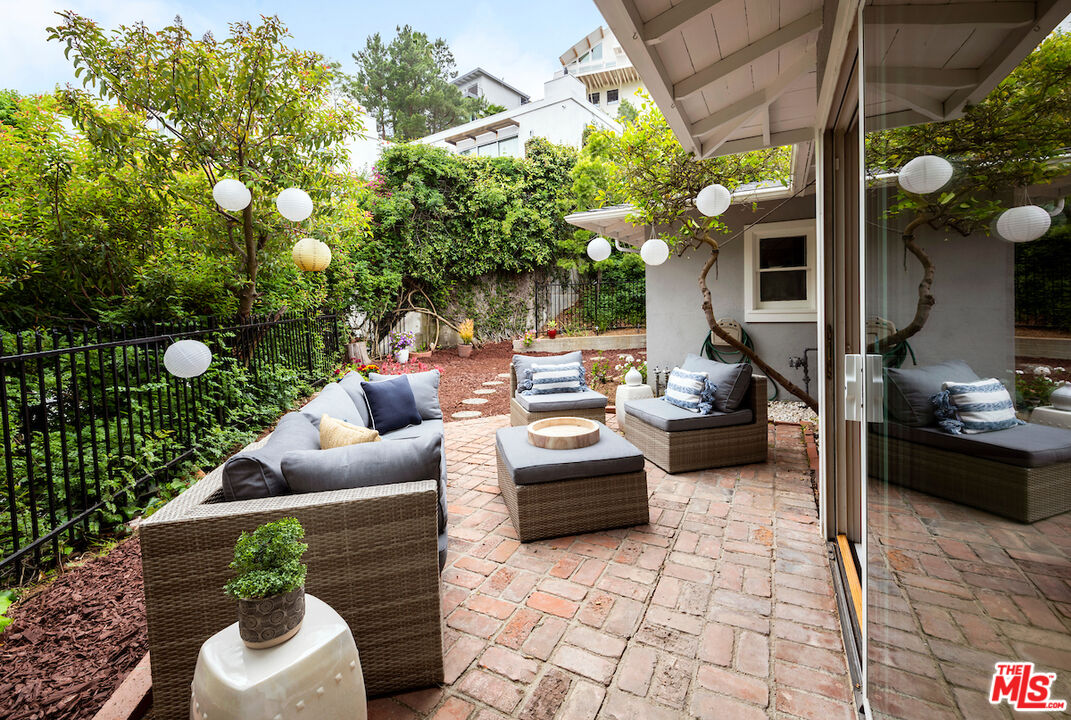 8862 Hollywood Hills Rd